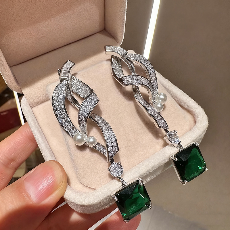 Women'S Fashion Magazine - Retro Luxury Emerald Square Diamond Earrings